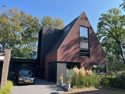 Voorzijde van een eigentijdse woning gebouwd door Ten Heggeler.