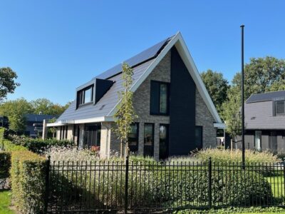 Een foto vanaf de voorkant genomen van een gebouwde woning door ten Heggeler aan de rand van Hengevelde.